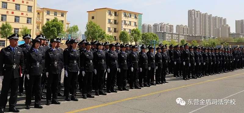 山東東營金盾司法學(xué)校舉行2019級(jí)春季班新生軍訓(xùn)匯報(bào)表演暨表彰大會(huì)