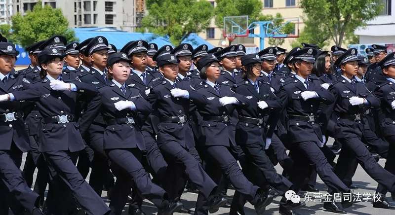 山東東營金盾司法學(xué)校舉行2019級(jí)春季班新生軍訓(xùn)匯報(bào)表演暨表彰大會(huì)