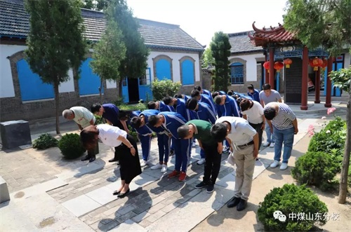 中國煤礦文工團藝術(shù)學(xué)校山東分校 師生愛國主義思想教育陣地揭牌儀式