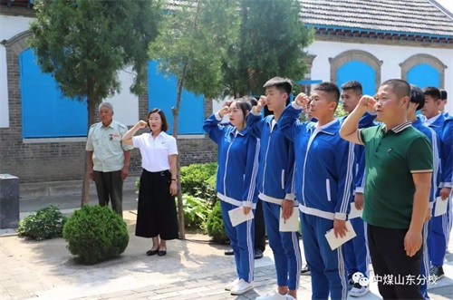 中國煤礦文工團藝術(shù)學(xué)校山東分校 師生愛國主義思想教育陣地揭牌儀式