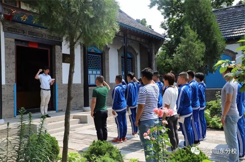 中國煤礦文工團藝術(shù)學(xué)校山東分校 師生愛國主義思想教育陣地揭牌儀式