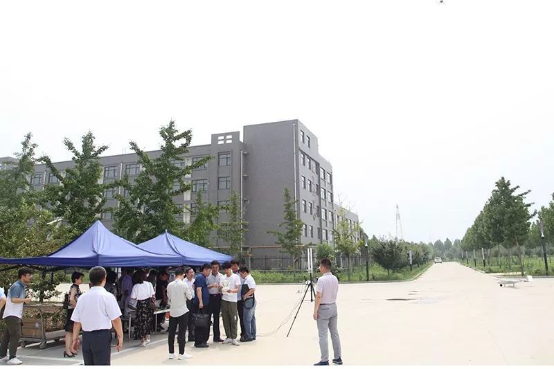 山東公路技師學(xué)院院長張煥軍一行赴青州耐威智能航空園考察交流