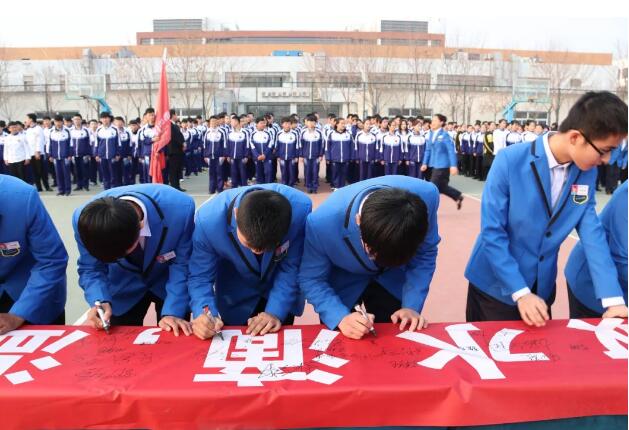 雷鋒日 我們?cè)谛袆?dòng)|山東藍(lán)海職業(yè)學(xué)校雷鋒活動(dòng)月拉開(kāi)帷幕