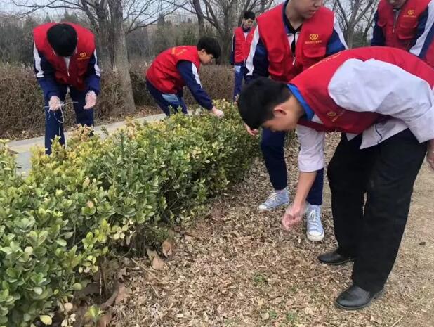 雷鋒日 我們?cè)谛袆?dòng)|山東藍(lán)海職業(yè)學(xué)校雷鋒活動(dòng)月拉開(kāi)帷幕