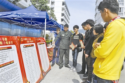 2020年浙江夏季征兵報名,甌海區(qū)人武部干部走進(jìn)高校開展征兵宣傳