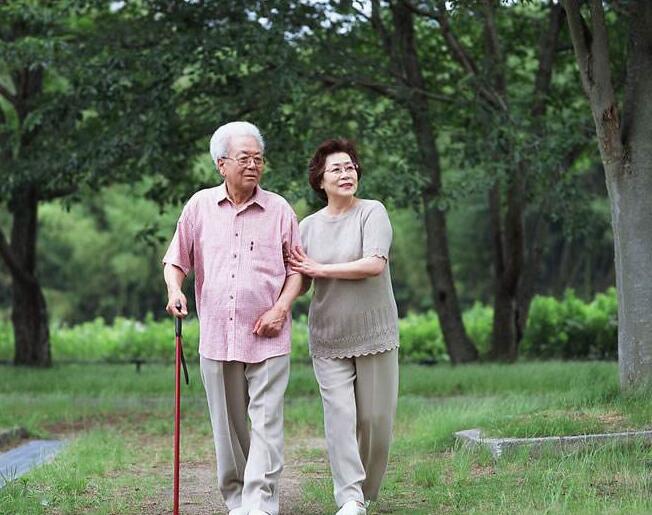 老年人如何預防骨質(zhì)疏松？青島恒星職業(yè)技術學院來幫你！