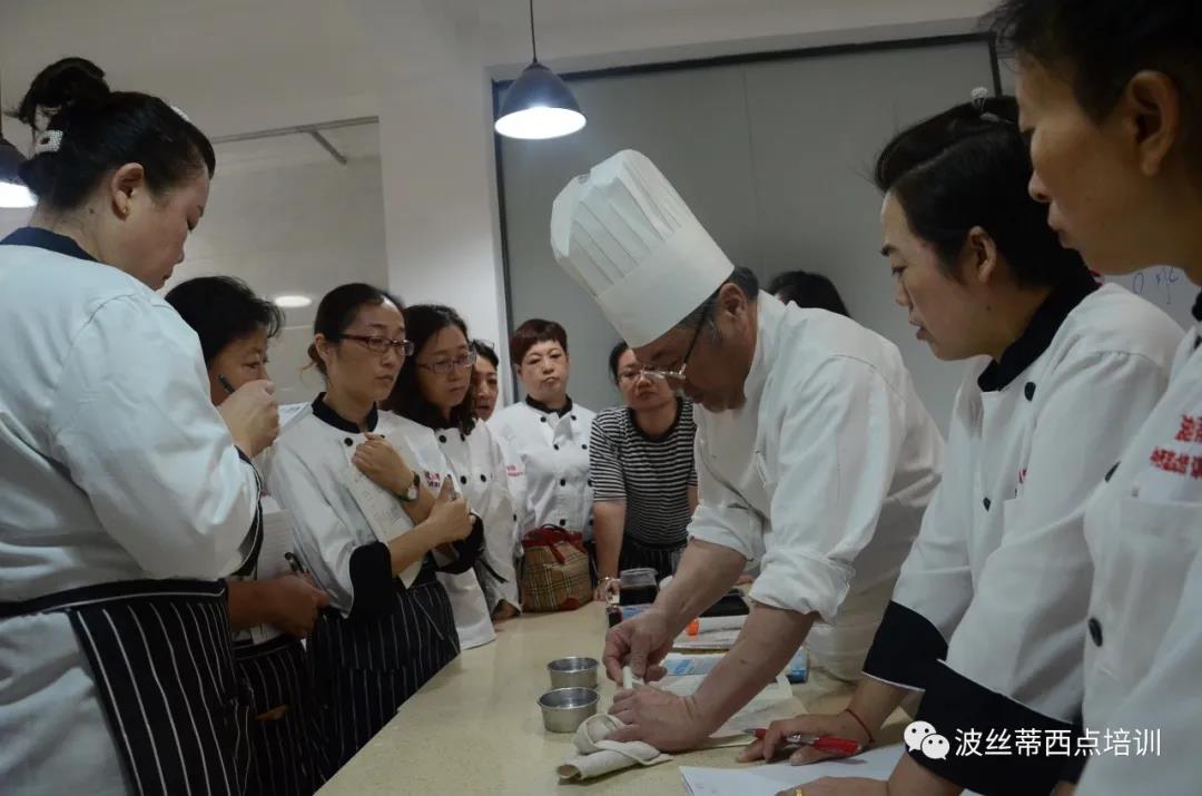 藍(lán)白食品公司與煙臺波蒂斯西點培訓(xùn)學(xué)校攜手打造“金藍(lán)領(lǐng)”高技能人才