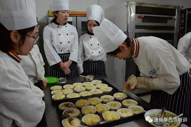 不上高中也擁有好前途？來煙臺波絲蒂中西糕點培訓學校學西點就能實現(xiàn)！