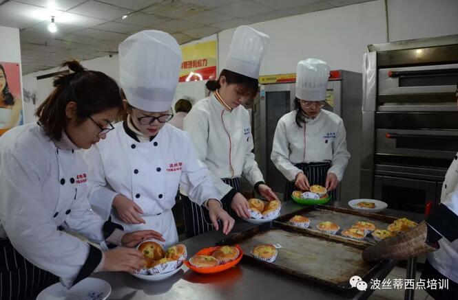 不上高中也擁有好前途？來煙臺波絲蒂中西糕點培訓學校學西點就能實現(xiàn)！