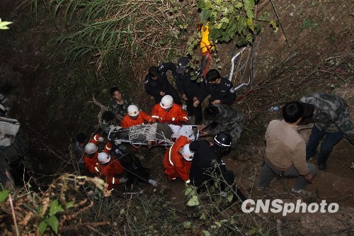 浙江江山殯儀車墜山10人死