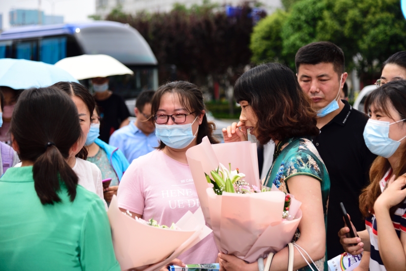 “鮮花與掌聲屬于你們”濟(jì)南電子機(jī)械工程學(xué)校完成中考初三考試工作